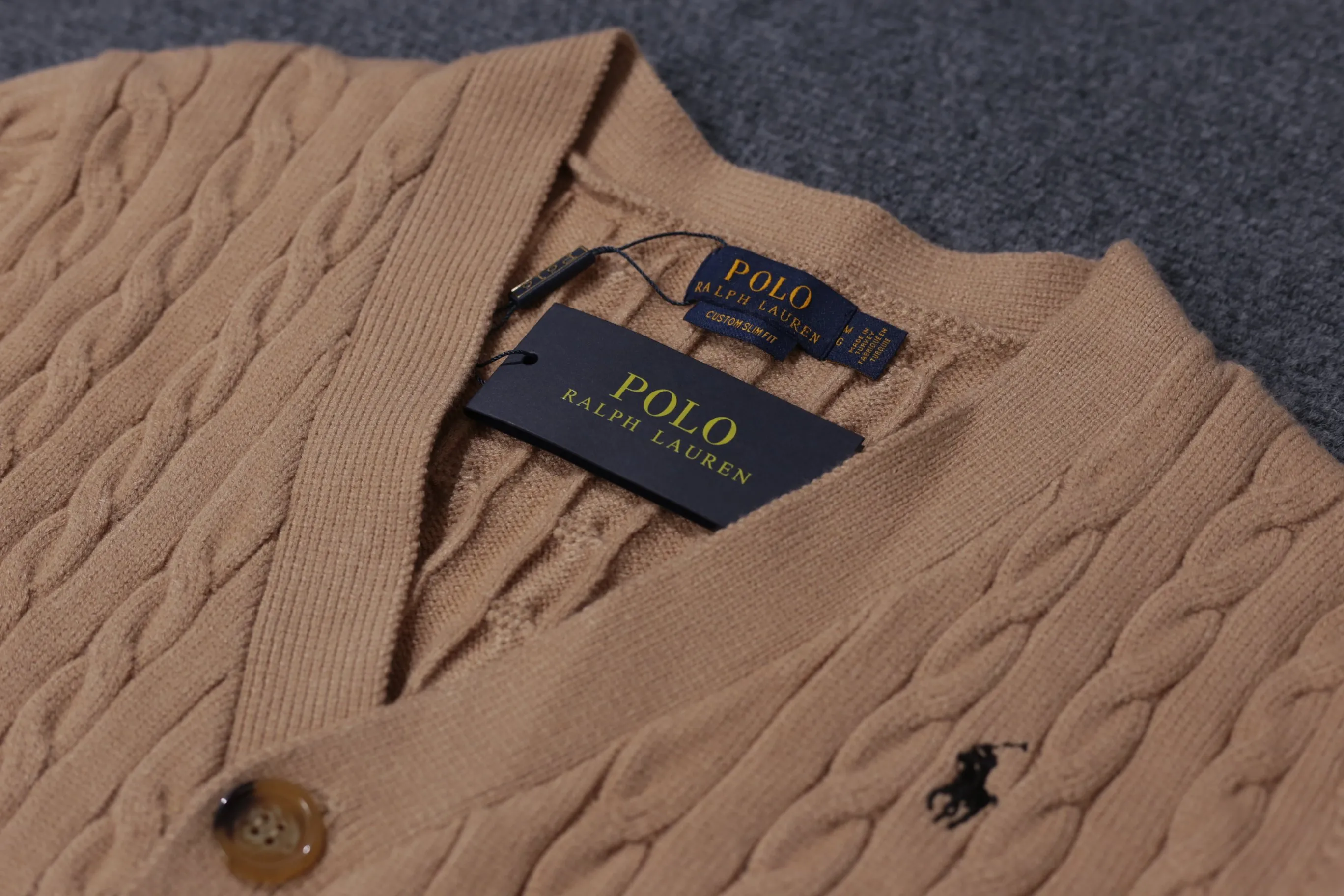 P300 style number D06) 2025 Ralph Lauren #ootddailywear #秋winter sweater #knitwear wear #ralph lauren sweater #can be worn by both men and women. Finally, after the Ralph men's twist sweater full-zip bra top is available, it is finally here. The most popular sweater full-button bra top is a limited edition every year. There will not be many styles in the store! Ralph Lauren Men's Button Twist Open Chest Sweater [The shape is really nice. It can be worn alone or as a jacket. It can also be worn with a shirt underneath ~ 100% pure cotton #Practical wear. Colors, white, navy blue, khaki, gray, size S to XL